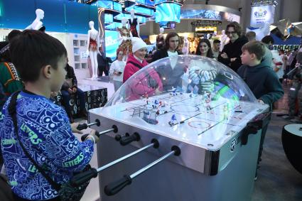 Москва. Посетители на выставке-форуме `Россия` на ВДНХ.