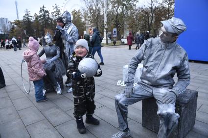 Москва. Аниматоры  на выставке-форуме `Россия` на ВДНХ.