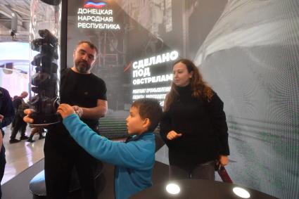 Москва. Посетители на стенде Донецкой Народной Республики на выставке-форуме `Россия` на ВДНХ.