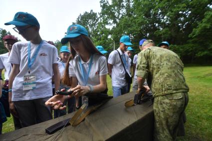 Брестская область. Показательная программа от служащих пограничной заставы имени Кофанова для участников `Поезда памяти` в национальном парке `Беловежская пуща`.