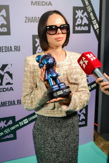 Московская область. Певица Инстасамка (Дарья Зотеева) на премии `Жара Media Awards` в `Крокус Сити Холле`.