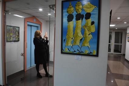 Москва.  Посетители на выставке ` Африка любовь с первого взгляда` в `Галерее на Чистых прудах`.
