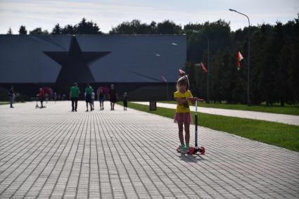 Брест. Девочка катается на самокате на территории мемориального комплекса `Брестская крепость-герой`.