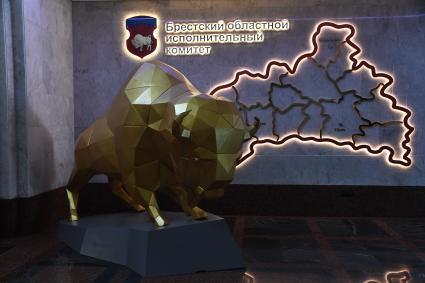 Брест. Скульптура быка в фойе Брестского областного исполнительного комитета.