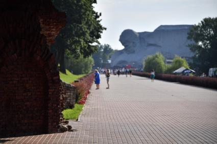Брест. Люди гуляют на территории мемориального комплекса `Брестская крепость-герой`.