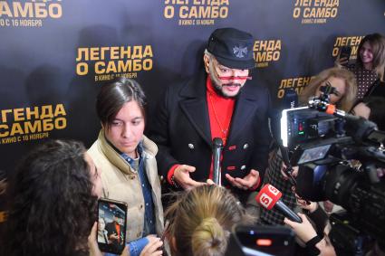 Москва. Певец Филипп Киркоров и хирург Тимур Хайдаров (слева)на премьере филма `Легенда о самбо` в кинотеатре`Октябрь`.