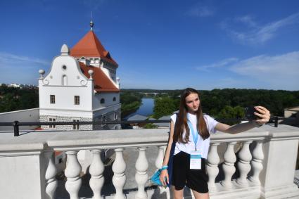 Гродно. Участница `Поезда памяти` фотографируется на территории Старого замка.