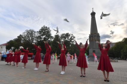 Полоцк. Торжественная встреча участников `Поезда памяти` на площади Свободы.