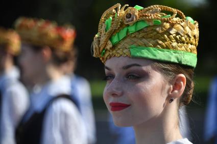 Полоцк. Девушки в костюмах провожают участников `Поезда памяти` на вокзале.