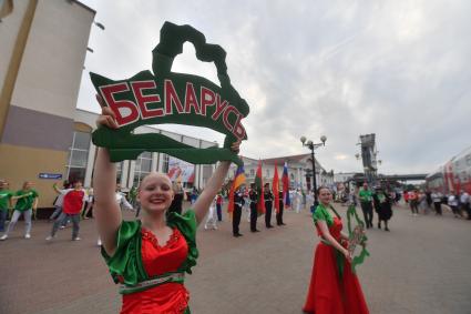 Полоцк. Девушки в костюмах провожают участников `Поезда памяти` на вокзале.