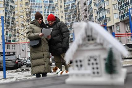 Екатеринбург. Молодая пара с документами на квартиру, во дворе многоквартирного жилого дома