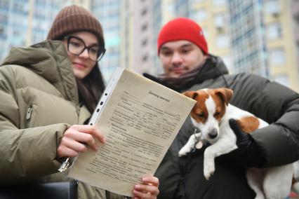 Екатеринбург. Молодая пара с документами на квартиру, во дворе многоквартирного жилого дома