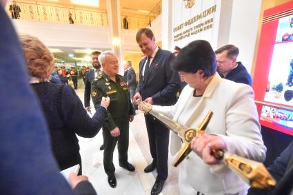 Москва.  Заместитель министра обороны РФ Николай Панков, губернатор Запорожской области Евгений Балицкий и мэр Мелитополя Галина Данильченко (слева направо)   на церемонии вручения `Мечей Победы` городам Мариуполю и Мелитополю.