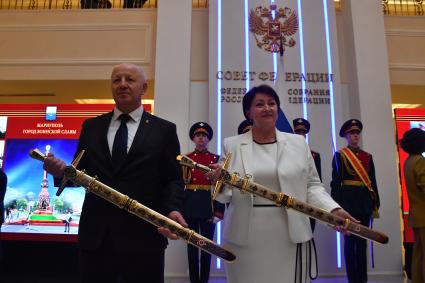 Москва. Мэр Мариуполя Олег Моргун и мэр Мелитополя Галина Данильченко на церемонии вручения `Мечей Победы` городам Мариуполю и Мелитополю.