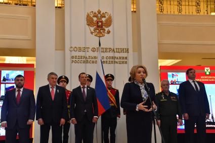 Москва. Председатель Совета Федерации РФ Валентина Матвиенко ( в центре) на церемонии вручения `Мечей Победы` городам Мариуполю и Мелитополю.