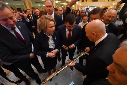 Москва. Председатель Совета Федерации РФ Валентина Матвиенко и Мэр Мариуполя Олег Моргун во время церемонии вручения `Мечей Победы` городам Мариуполю и Мелитополю.