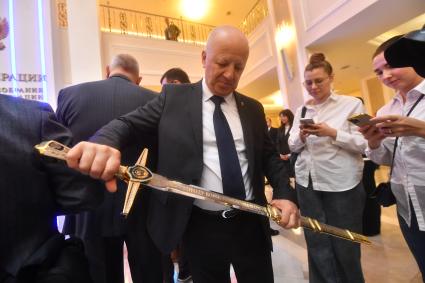 Москва. Мэр Мариуполя Олег Моргун время церемонии вручения `Мечей Победы` городам Мариуполю и Мелитополю.