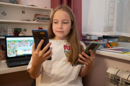Санкт-Петербург. Девочка с мобильными телефонами.