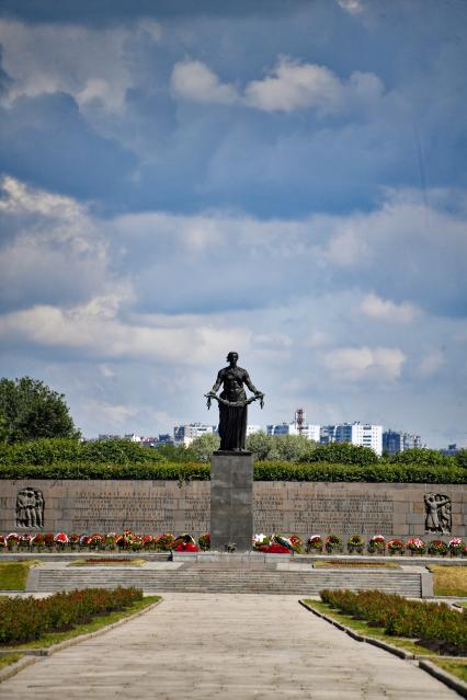 Санкт-Петербург.  Скульптура `Мать-Родина` на территории Пискарёвского мемориального кладбища.