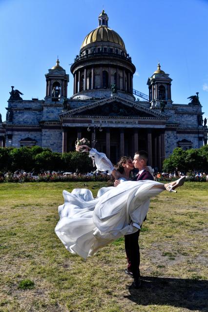 Санкт-Петербург. Молодожены у Исаакиевского собора.