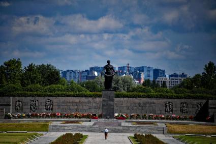 Санкт-Петербург.  Скульптура `Мать-Родина` на территории Пискарёвского мемориального кладбища.