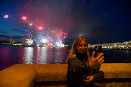 Санкт-Петербург. Свето-пиротехническое шоу в акватории Невы во время праздника выпускников`Алые паруса`.