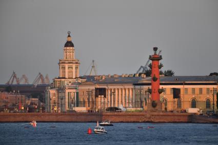 Санкт-Петербург.  Музей антропологии и этнографии имени Петра Великого РАН (Кунсткамера) и Ростральная колонна на Стрелке Васильевского острова.