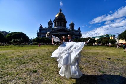 Санкт-Петербург. Молодожены у Исаакиевского собора.