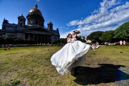 Санкт-Петербург. Молодожены у Исаакиевского собора.