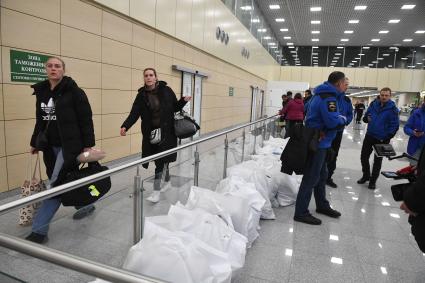 Москва. Гуманитарная помощь для российских граждан, эвакуированных из сектора Газа, в международном аэропорту Домодедово