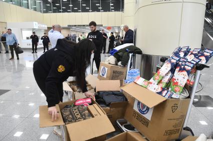 Москва. Гуманитарная помощь  для российских граждан, эвакуированных из сектора Газа, в международном аэропорту Домодедово