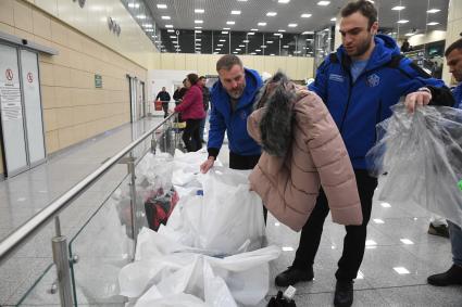 Москва. Гуманитарная помощь  для российских граждан, эвакуированных из сектора Газа, в международном аэропорту Домодедово