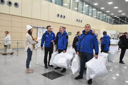 Москва. Гуманитарная помощь для российских граждан, эвакуированных из сектора Газа, в международном аэропорту Домодедово