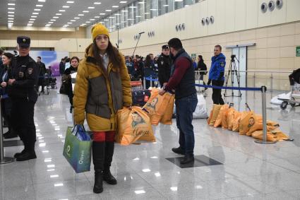 Москва. Волонтеры раздают гуманитарную помощь   российским гражданам, эвакуированным из сектора Газа, в международном аэропорту Домодедово.