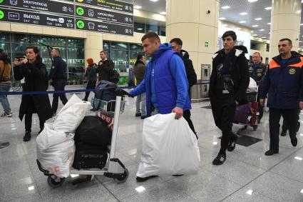 Москва. Эвакуированные из сектора Газа граждане РФ в аэропорту Домодедово.