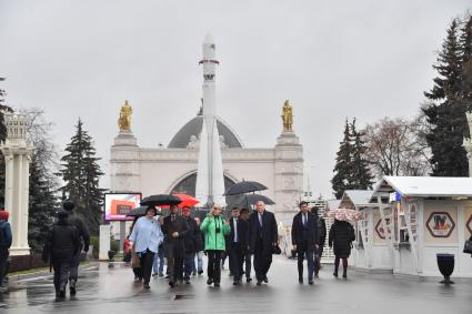 Москва. Государственный секретарь Союзного государства России и Белоруссии Дмитрий Мезенцев во время  посещения ВДНХ.