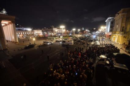 Москва. Люди в очереди за билетами на спектакль `Щелкунчик` на Театральной площади у здания Государственного академического Большого театра России.