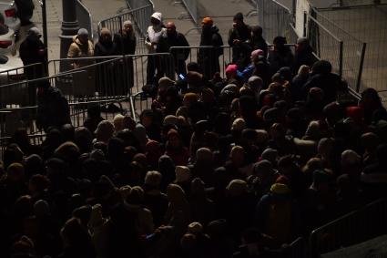 Москва. Люди в очереди за билетами на спектакль `Щелкунчик` на Театральной площади у здания Государственного академического Большого театра России.