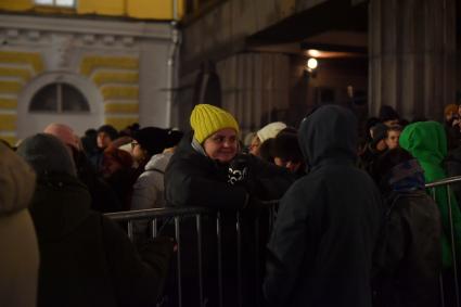 Москва. Люди в очереди за билетами на спектакль `Щелкунчик` на Театральной площади у здания Государственного академического Большого театра России.