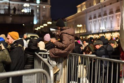 Москва. Люди в очереди за билетами на спектакль `Щелкунчик` на Театральной площади у здания Государственного академического Большого театра России.