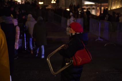 Москва. Люди в очереди за билетами на спектакль `Щелкунчик` на Театральной площади у здания Государственного академического Большого театра России.