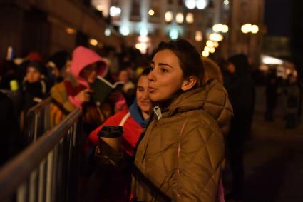 Москва. Люди в очереди за билетами на спектакль `Щелкунчик` на Театральной площади у здания Государственного академического Большого театра России.