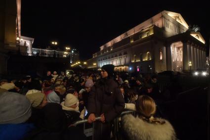 Москва. Люди в очереди за билетами на спектакль `Щелкунчик` на Театральной площади у здания Государственного академического Большого театра России.