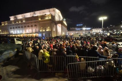 Москва. Люди в очереди за билетами на спектакль `Щелкунчик` на Театральной площади у здания Государственного академического Большого театра России.