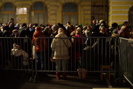 Москва. Люди в очереди за билетами на спектакль `Щелкунчик` на Театральной площади у здания Государственного академического Большого театра России.