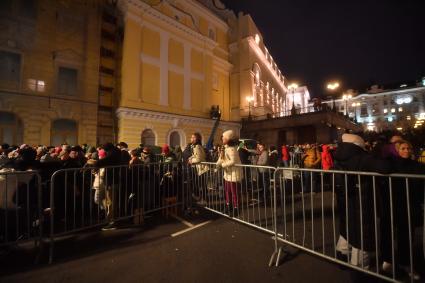 Москва. Люди в очереди за билетами на спектакль `Щелкунчик` на Театральной площади у здания Государственного академического Большого театра России.