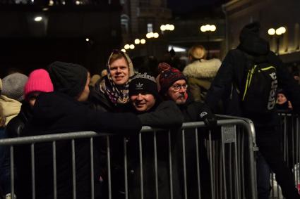 Москва. Люди в очереди за билетами на спектакль `Щелкунчик` на Театральной площади у здания Государственного академического Большого театра России.