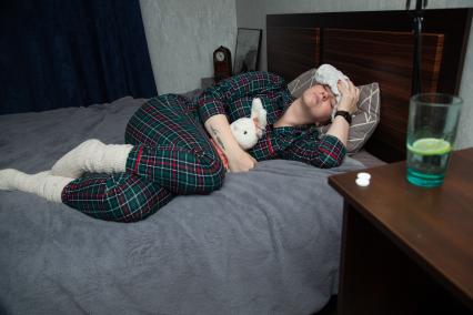 Москва. Девушка лечится от простуды дома.