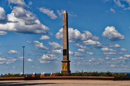 Нижний Новгород. Гранитный обелиск в честь Кузьмы Минина и Дмитрия Пожарского на территории Нижегородского кремля.