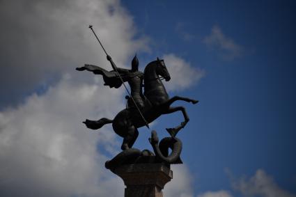Нижний Новгород. Скульптура `Георгий Победоносец на коне, поражающий змея` на территории Нижегородского кремля.